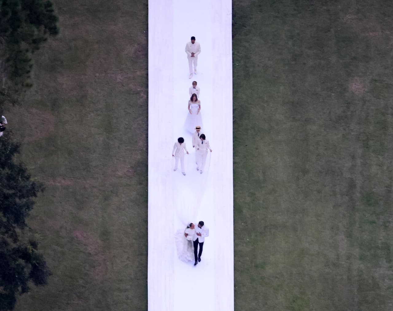 <h3 class="cms-H3-H3">La corte nupcial</h3>
<br>
<br>En la imagen se pueden ver a la intérprete de ‘On The Floor’ abrazada con su esposo, al frente del cortejo nupcial, mientras 
<a href="https://www.univision.com/musica/jennifer-lopez-presento-a-su-hija-emme-muniz-como-no-binaria" target="_blank">Emme</a> y Seraphina iban ayudándole a Jennifer López a llevar su largo velo. Así mismo, Max, Violet y Samuel caminaban detrás de ellos, dándole inicio a la despampanante celebración de 3 días.