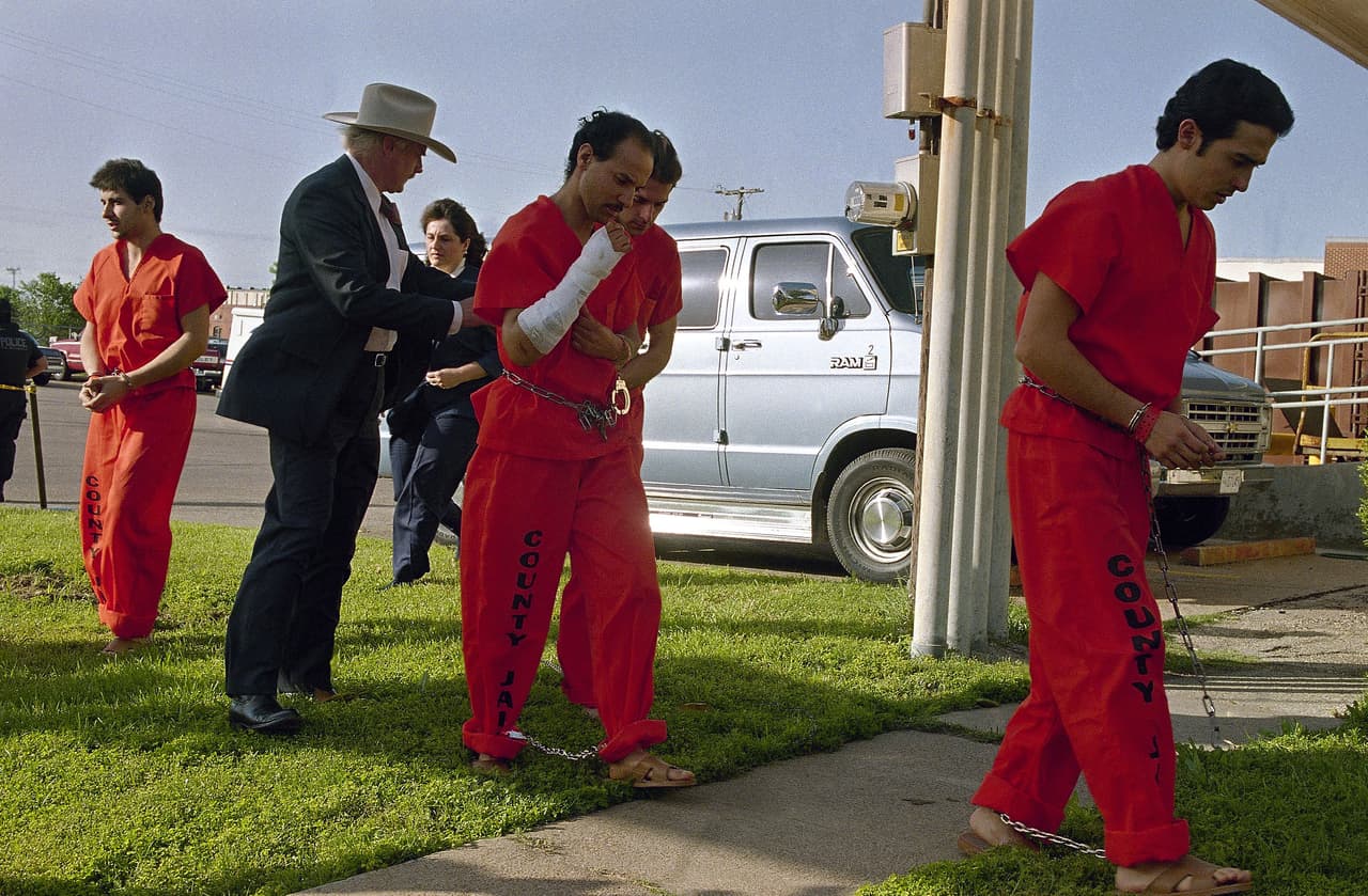 Esta imagen muestra a cuatro de los sobrevivientes del culto mientras son escoltados a una corte en Waco.