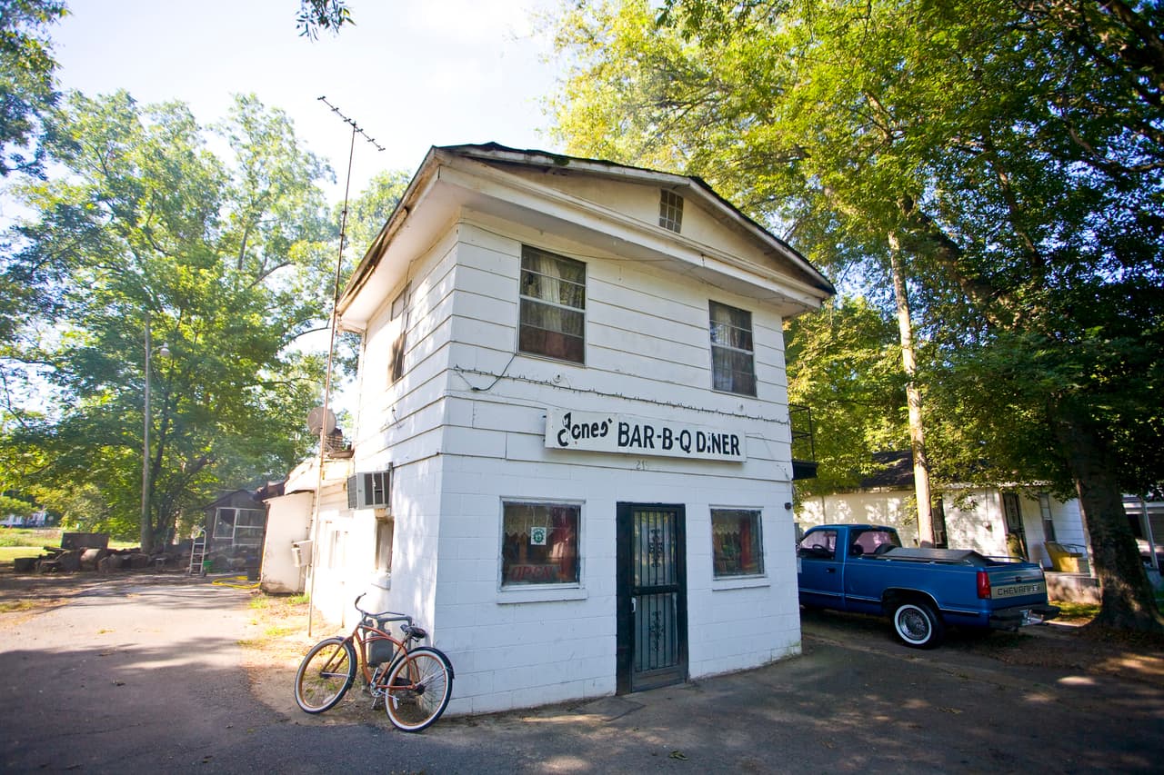 <h3 class="cms-H3-H3">17. Mariana, Arkansas</h3>
<br>
<br>🏡 
<b>Cambio en la población de 2010 a 2020: </b>-21.2%
<br>
<br>🏡
<b> Población total: </b>4,181 en 2010; 3,296 en 2020.
<br>
<br>🏡
<b> Ingreso medio por hogar:</b> $16,704
<br>
<br>🏡 
<b>Tasa de pobreza: </b>40.0%
<br>
<br>🏡 
<b>Tasa de desempleo, promedio en los últimos cinco años:</b> 22.5%
<br>