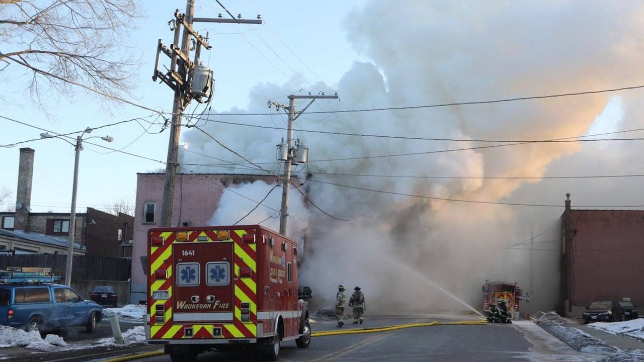 “Yo oí la alarma que estaba sonando como a las 3 de la mañana y me dio cosa que ir para fuera para ver que era y ya era tanto el humo que en lo primero que pensé fue en los vecinos y mi hijo y fui tocando puerta por puerta hasta despertarlos a todos”, dijo Ismael Torres, residente del edificio incendiado.