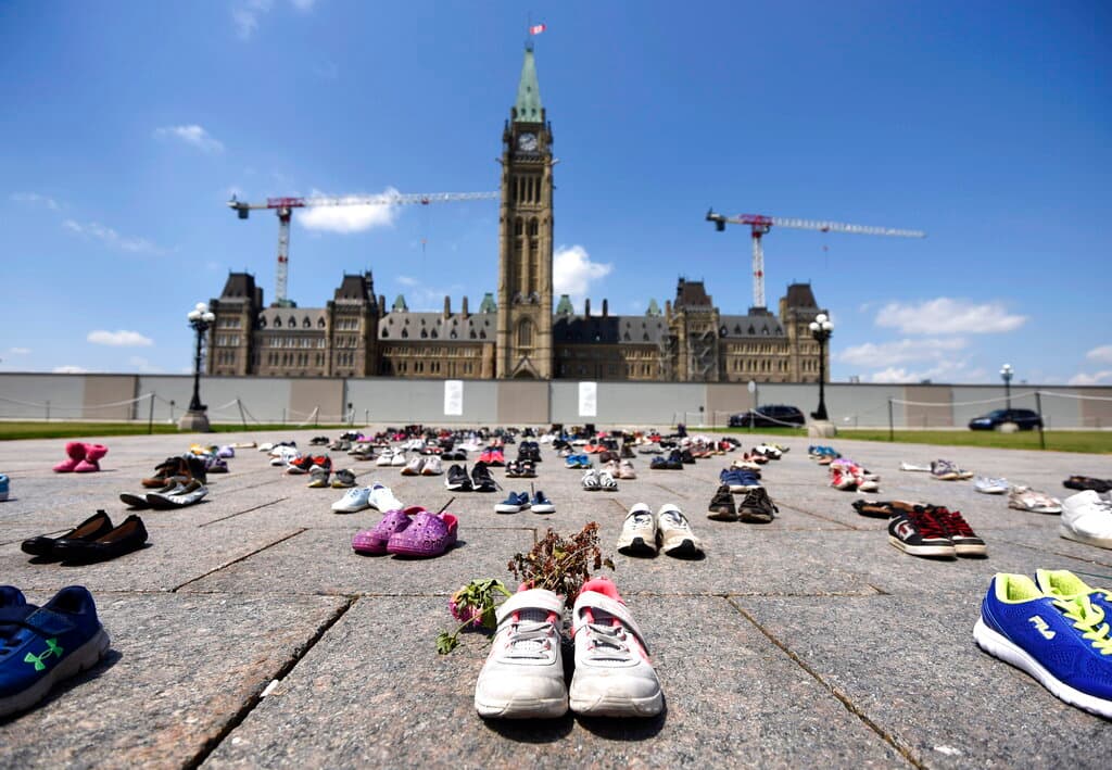 Hallan cientos de tumbas en otro antiguo internado para niños indígenas de Canadá