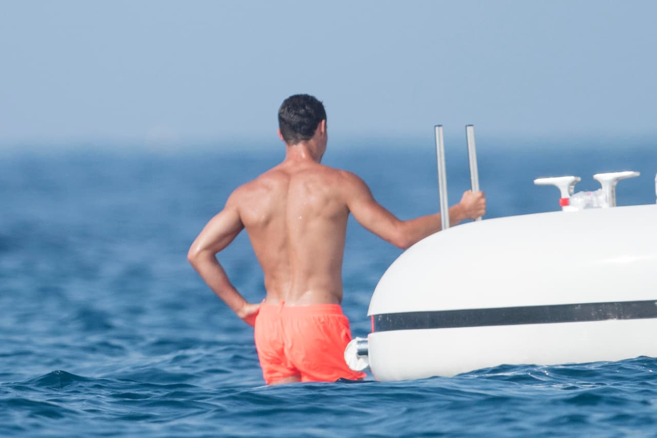 Así gozó el portugués bajo los candentes rayos del sol.