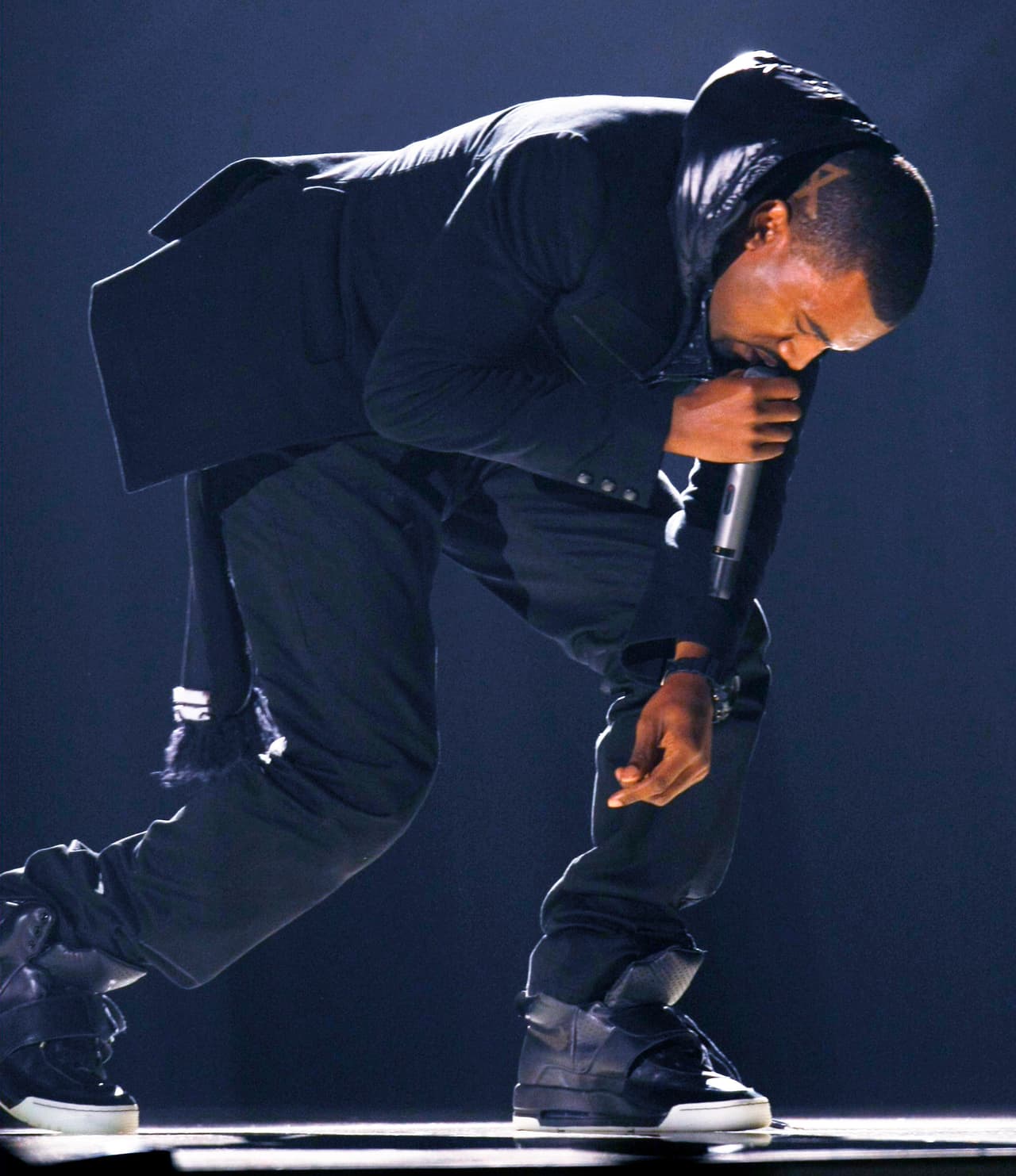 Según Sotheby’s, cuando Kanye West apareció con el primer modelo de los Air Yeezy en la gala del GRAMMY ocurrió "uno de los momentos más importantes en la historia del calzado". 
<br>