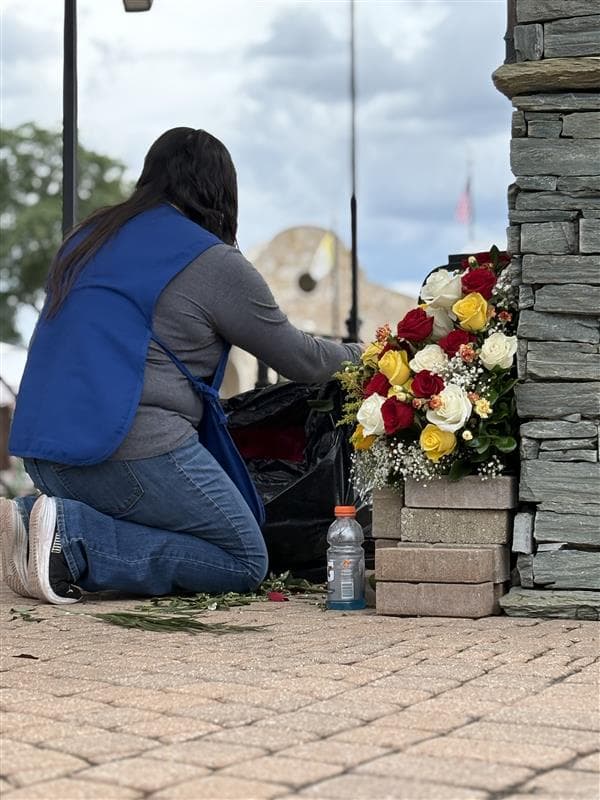 Para el padre, 
<b>Esequiel Sánchez</b>, esta visita llega en un momento oportuno, pues dijo que ayudará a 
<b>calmar la ansiedad generada por el clima político que se vive en el país</b>. 
<br>