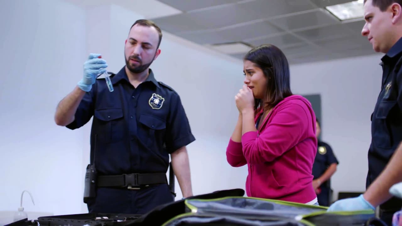 Tras despedir a sus padres, Yamelí llegó feliz al aeropuerto de Miami con la ilusión de convertirse en una gran estrella musical. Lo que no imaginaba es que Charly ya había planeado junto a su tío que las autoridades la detuvieran por traer droga en su maleta.