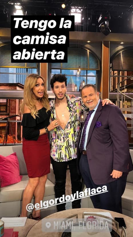 Uno de los distintivos de Sebastián Yatra es usar la camisa medio abierta, cosa que Raúl cuestionó, por eso el cantante le envió un mensaje en Instagram: "Me dijo @rauldemolina que también piensa abrirse la camisa de aquí en adelante @liliestefan @elgordoylaflaca".