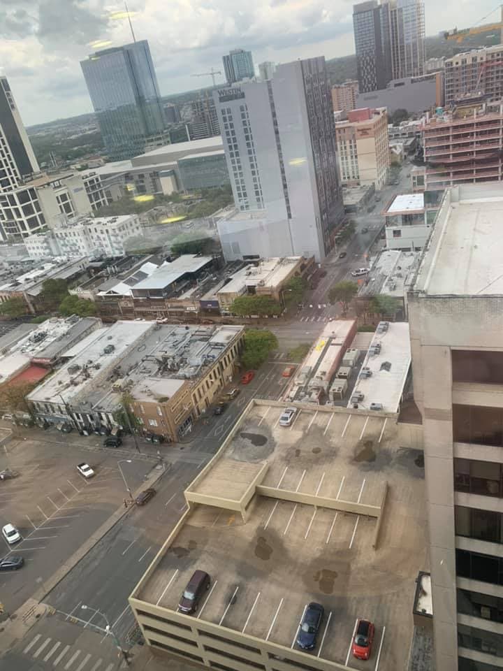 También se informó que la 
<a href="https://www.univision.com/local/austin-kakw/universidad-de-texas-en-austin-ofrecera-clases-en-linea-todo-el-semestre">Universidad de Texas en Austin ofrecerá clases en línea</a> todo el semestre de primavera, por lo que el tráfico lucirá de esta manera por buen tiempo.