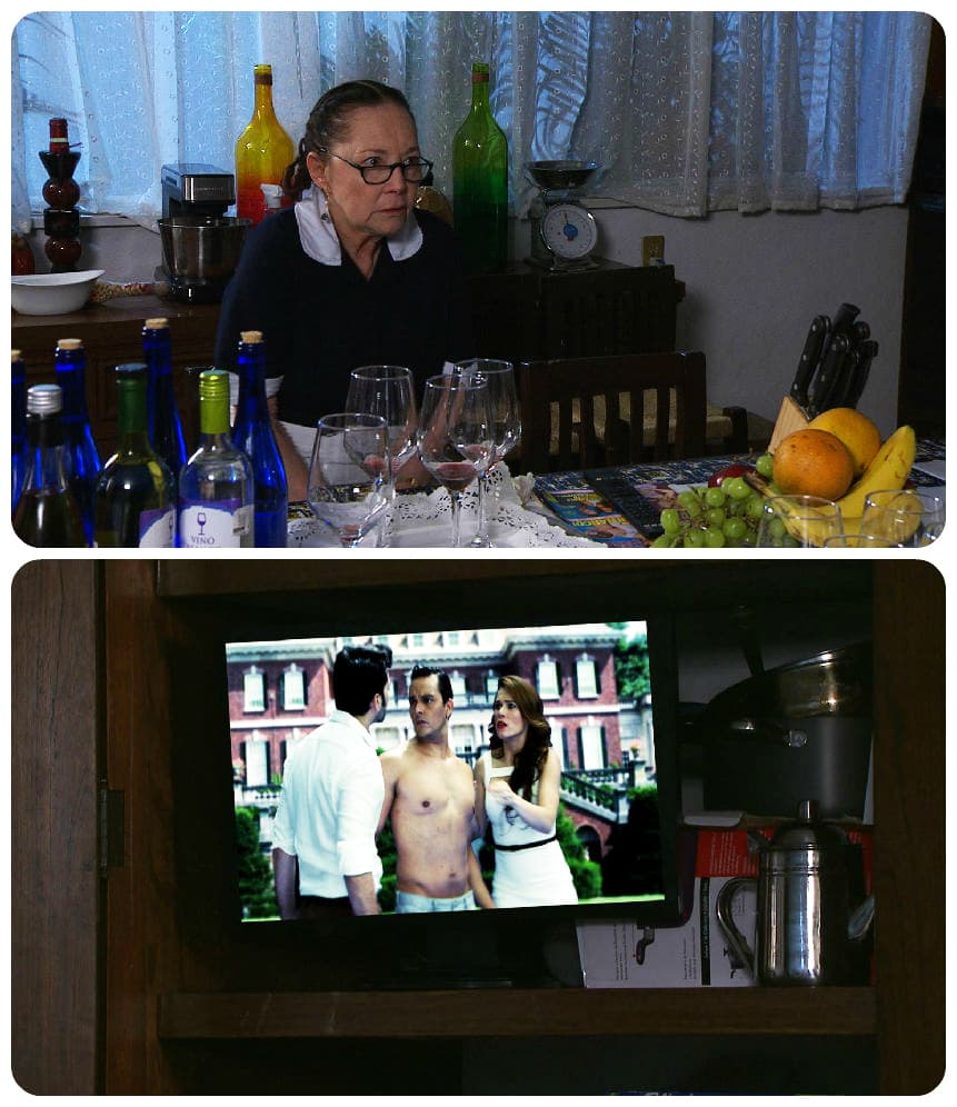 Deja de ver la novela Esperanza y corre a festejar a Isabel.