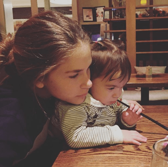 Por ser la más pequeña de sus hijos, está muy consentida por sus hermanos.