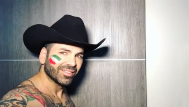 Además, en su cuenta de Instagram ha subido algunas fotografías posando con este sombrero tejano.