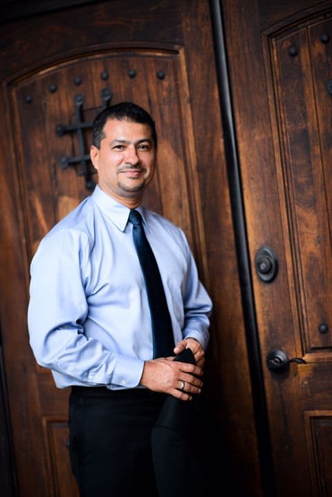 En 2011 también tuvo un choque con un senador estatal de Texas. El republicano Chris Harris interrumpió a Aguirre a pocos minutos de su declaración contra el nuevo proyecto de ley de ciudades santuario. La legislación permite a los agentes de policía verificar el estado migratorio de los sospechosos detenidos. Harris le dijo a Aguirre que "debería estar hablando en inglés" y no en español con un intérprete. Esto causó indignación y muchos políticos se unieron para defender al activista.