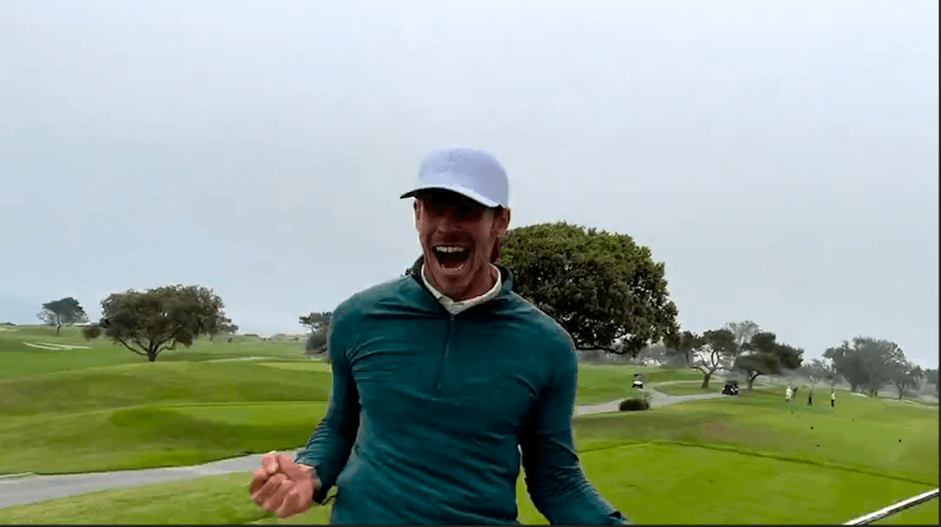 Festejo desenfrenado de Gareth Bale por su primer hoyo en uno