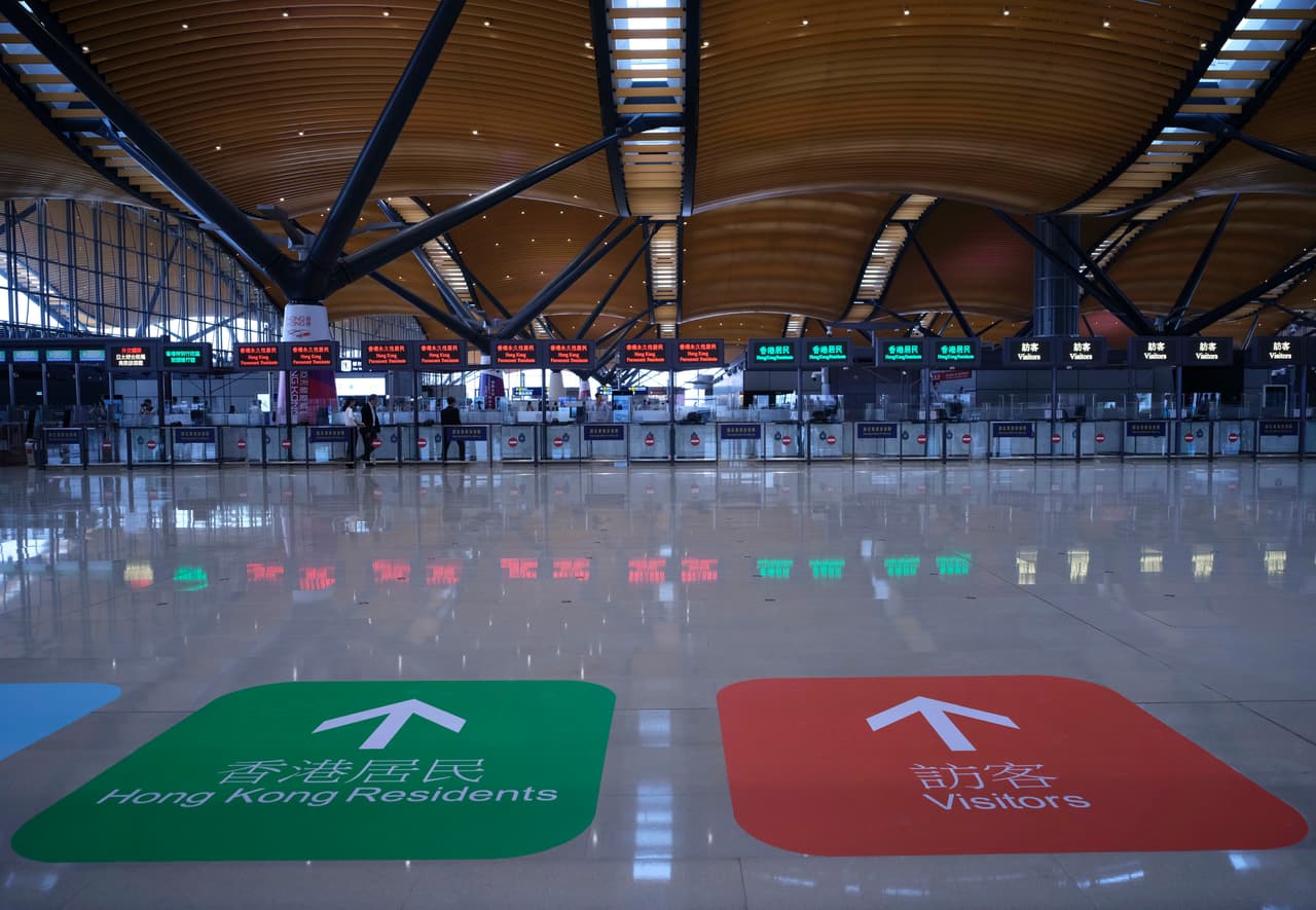 El macro proyecto arranca en la isla de Lantau de Hong Kong, en paralelo al aeropuerto de la ciudad, y concluye en una isla artificial construida entre Macao y Zhuhai donde se encuentran los controles migratorios. Desde allí salen barcos y canales subterráneos urbanos para facilitar el acceso a los pasajeros.