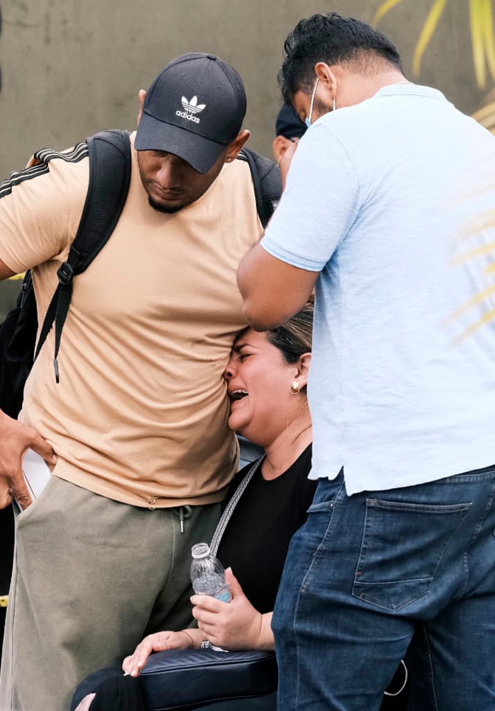 Otros no podían evitar el llanto desconsolado al conocer que algún ser querido 
<b><a href="https://www.univision.com/local/miami-wltv/muere-hombre-que-celebraba-su-cumpleanos-50-en-la-discoteca-que-colapso-en-republica-dominicana-video" target="_blank">no sobrevivió a la caída del techo del Jet Set Club</a></b>. Incluso 
<b>el legendario merenguero Rubby Pérez</b> perdió la vida, al igual que 
<b>un saxofonista de su orquesta, identificado como Luis Solís</b>.