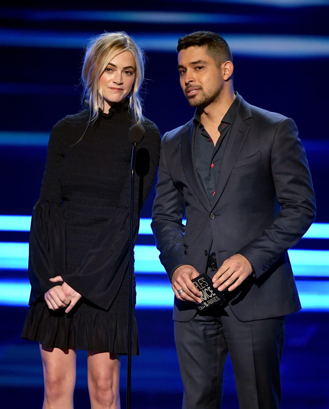 Emily Wickersham y Wilmer Valderrama siguieron en el escenario para presentar el trofeo de Comedia de TV Favorita.
