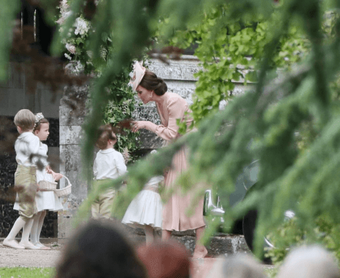 Luego, al salir de la iglesia, Kate Middleton lo señaló con el dedo.