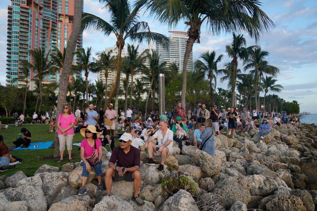 El buque está dividido en ocho vecindarios sobre 20 cubiertas.