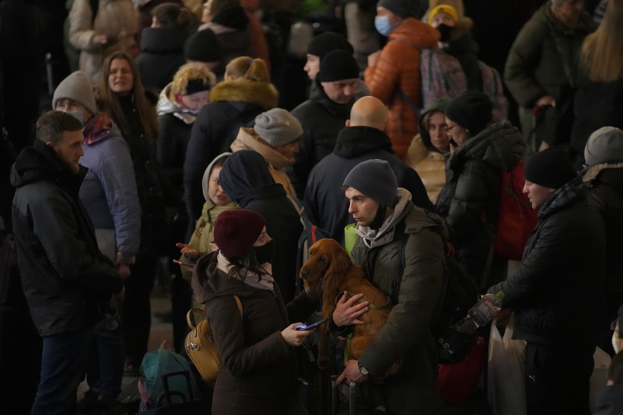 Personas en una estación de trenes en Kiev, Ucrania, este 28 de febrero de 2022. 
<br>