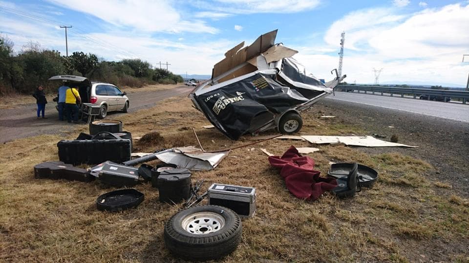 De acuerdo con los primeros reportes, el conductor perdió el control de la camioneta en la que los transportaba a dicha presentación y, aunque el vehículo no sufrió daños mayores, el remolque que llevaba sus instrumentos quedó totalmente destrozado.