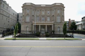 La Sección de Intereses de Cuba en Washington ya instaló un mástil para poder izar su bandera.