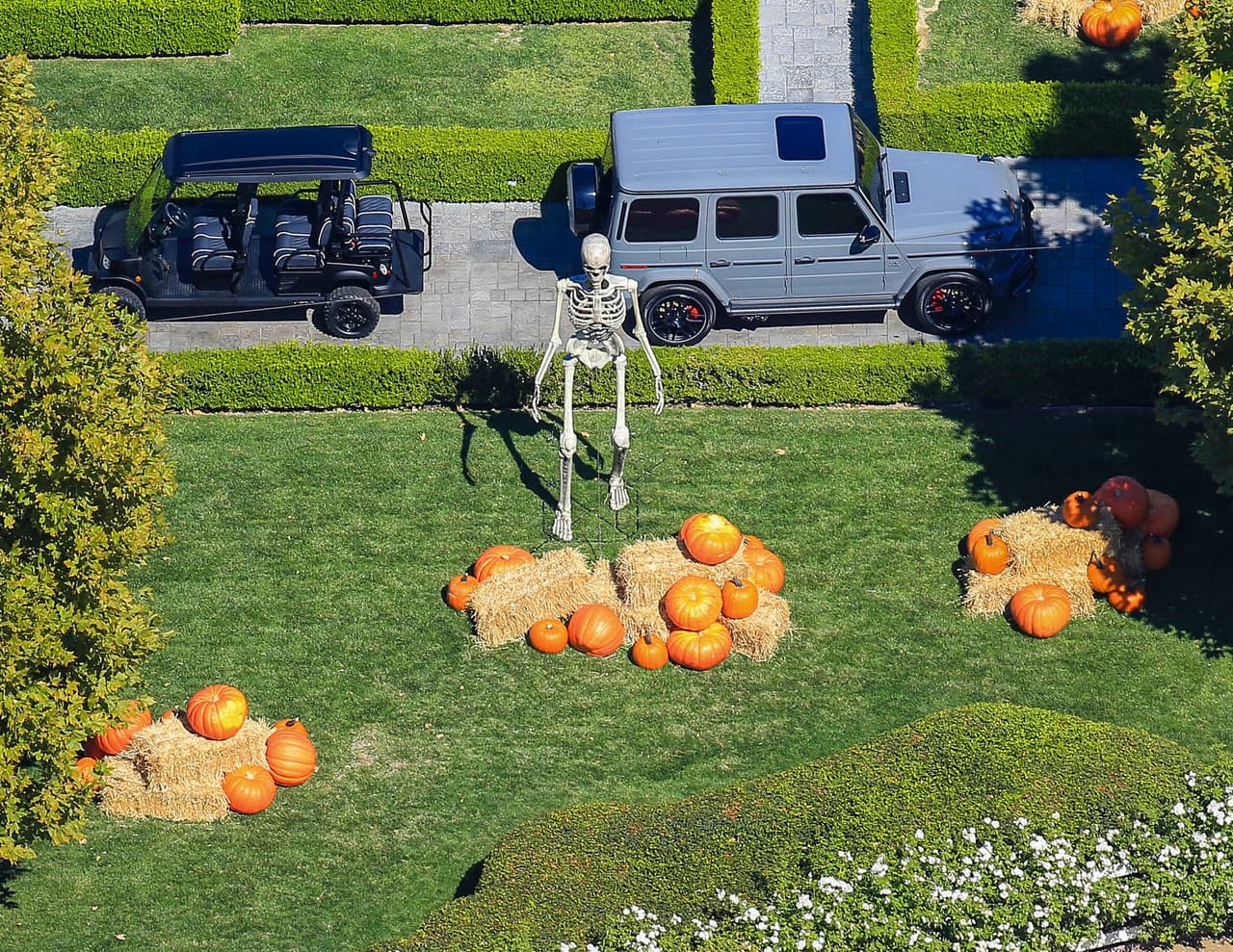 Se aprecia un enorme esqueleto, parecido a los que tiene Kourtney Kardashian a la entrada de la suya. 
<br>