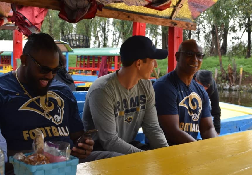 Eric Dickerson, Luis Pérez y Michael Brockers de paseo por Xochimilco.