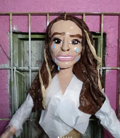 En noviembre de 2021, 
<b>Galilea Montijo</b> fue señalada en el libro de Anabel Hernández ‘Emma y las otras señoras del narco’, por lo que la conductora respondió con un video en el que, entre lágrimas, pedía un alto a los “ataques” a su persona.