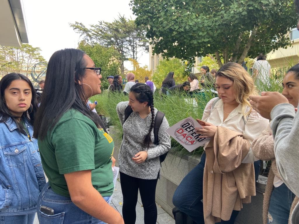 Sin embargo, los inmigrantes que habían sido condenados por un delito grave o delitos menores significativos no eran elegibles para solicitar el programa DACA, y los protegidos por el programa pierden los beneficios si cometen delitos graves.