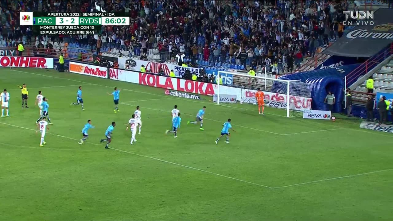 ¡GOL!  anota para Pachuca. Nicolás Ibáñez