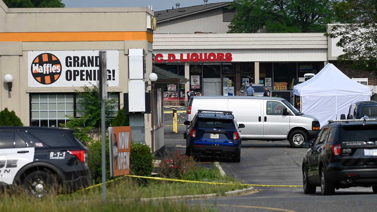Por el momento, las autoridades reportan una persona fallecida, mientras al menos dos de los heridos son reportados en estado crítico en hospitales del área.