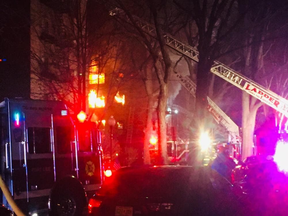 El incendio comenzó a las cinco de la tarde, pero los bomberos continuaban intentando sofocar las llamas pasadas las ocho de la noche.