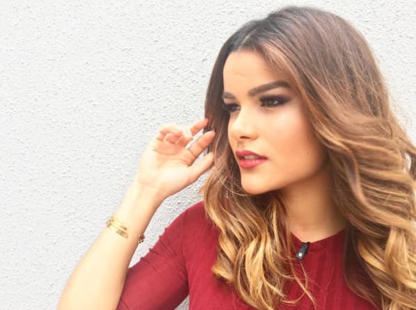 Las fotos de perfil siempre son una buena opción y Clary sabe posar muy bien en este ángulo.
<br>