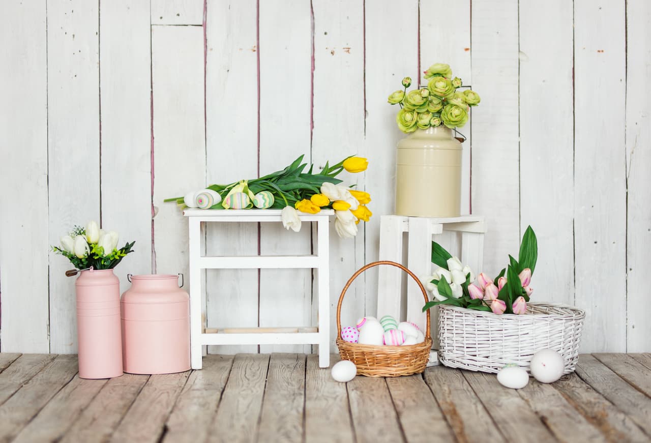 Los envases o cestas con flores y huevos de Pascua son elementos muy decorativos para esta época de Pascua. En este caso los tulipanes son los protagonistas, pero tú puedes elegir tus flores favoritas.