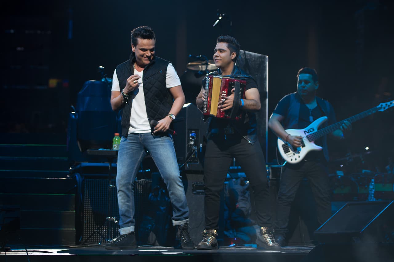 Considera que en algún momento su vida estuvo llena de excesos, con mucha fiesta y sobrepeso. Cuando la compañía Sony Music lo firmó, cambió su pinta de parrandero por una más atractiva y con 88 libras menos (40 kilos) de peso, detalló al programa ‘Los Informantes’.