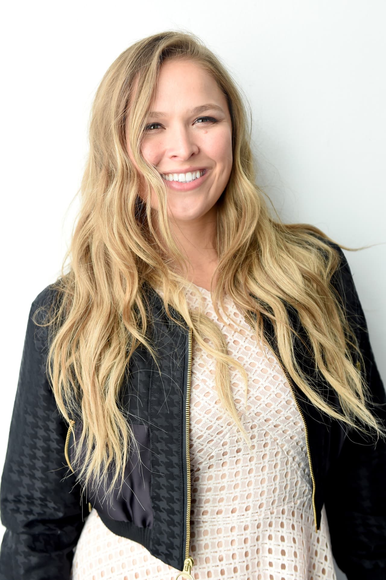 En un anuncio de video de YouTube, dijo que ella y su esposo Travis Browne están esperando su primer hijo.