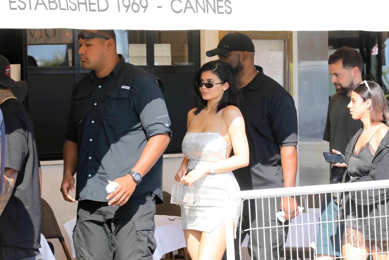 Una fuente cercana al rapero reveló al portal 
<a href="http://www.tmz.com/2018/12/05/travis-scott-kylie-jenner-stormi-security-concerts-astroworld-tour/?adid=hero3">TMZ</a> que, cada vez que su novia y la bebé lo acompañan a un concierto, contrata agentes de seguridad extra.
<br>