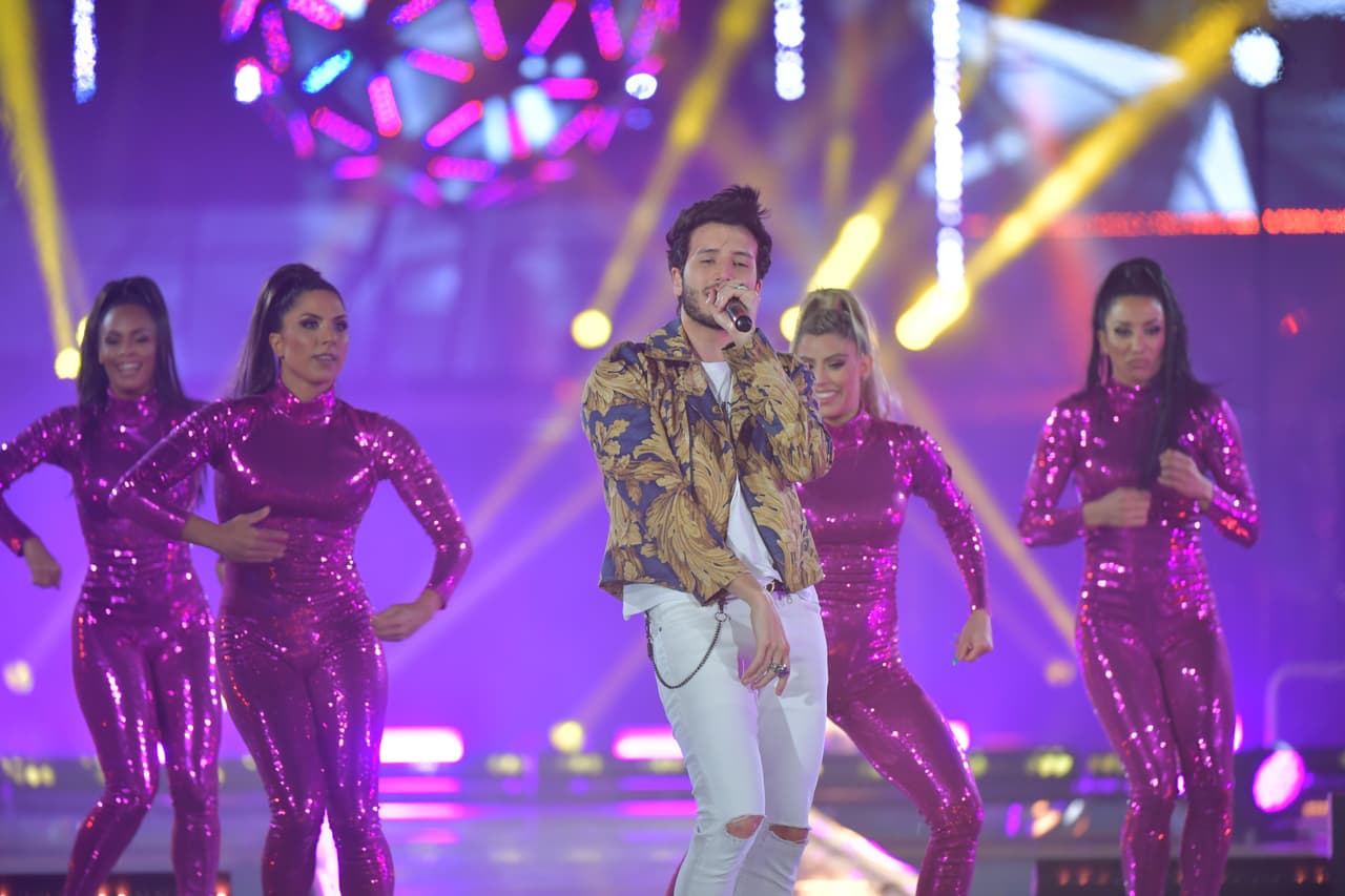 Antes de descubrir a las concursantes, Sebastián Yatra llegó al escenario para interpretar sus éxitos más conocidos, 'Traicionera' y 'Robarte un beso', entre ellos.