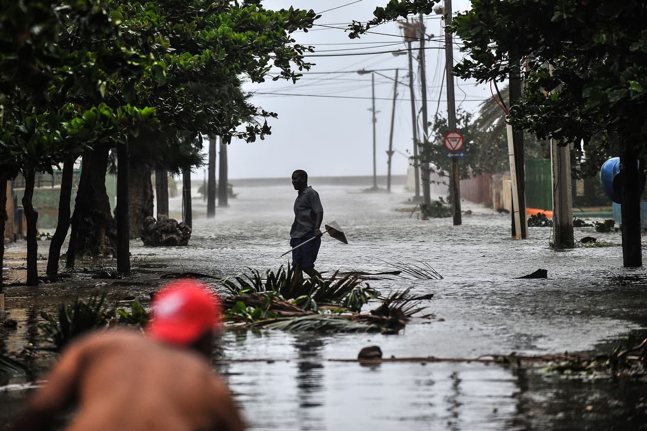 Una calle de la Habana durrante la lluvia. Irma azotó el litoral noroccidental de Cuba, desde Matanzas a La Habana, con olas entre más de 20 pies, según informó el Instituto de Meteorología cubano.