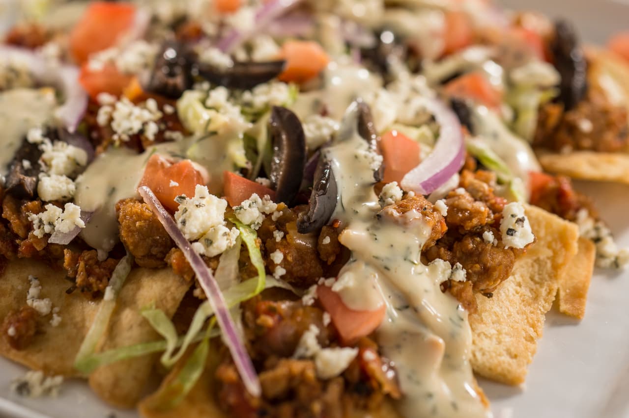 <b>Nachos veganos:</b>
<br>Los nachos que conoces con chorizo de soya y los ingredientes de una ensalada griega (como las aceitunas, cebolla morada).