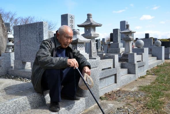 Desde la crisis, solo un hombre, Naoto Matsumura, granjero de 54 años que ha sobrevivido y alimentado a sus animales con suministros donados por diversas asociaciones, ha permanecido en el municipio.