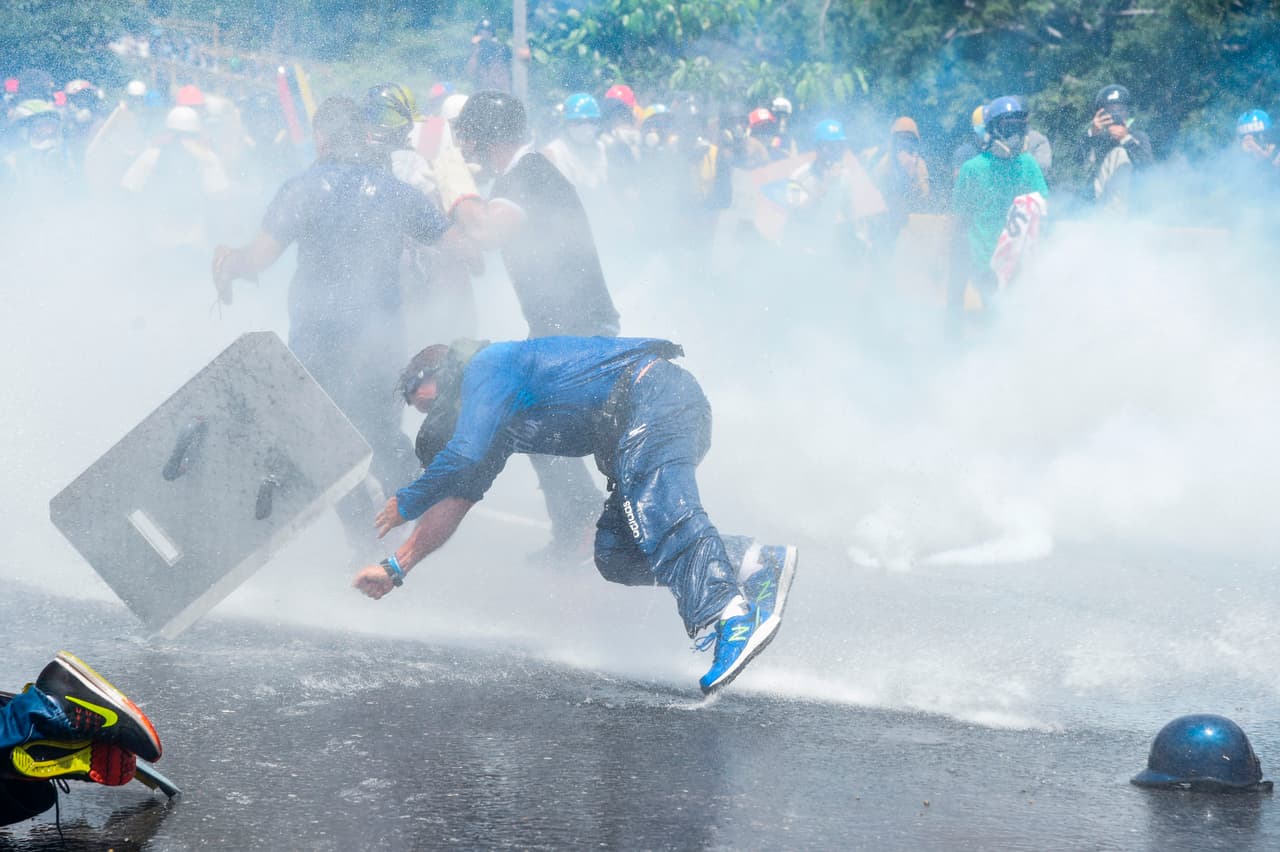 A través de la televisión estatal, el ministro de Interior y Justicia, Néstor Reverol, acusó a un "francotirador" de la coalición opositora Mesa de la Unidad Democrática por la muerte de Dugarte, sin dar más detalles.