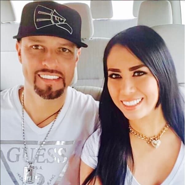 Cuando Esteban Loaiza mantenía una relación con Jenni Rivera, era él quien viajaba y seguía los pasos de la cantante, en esta nueva realción, es Ross quien viaja y acompaña a todos lados a su pelotero.