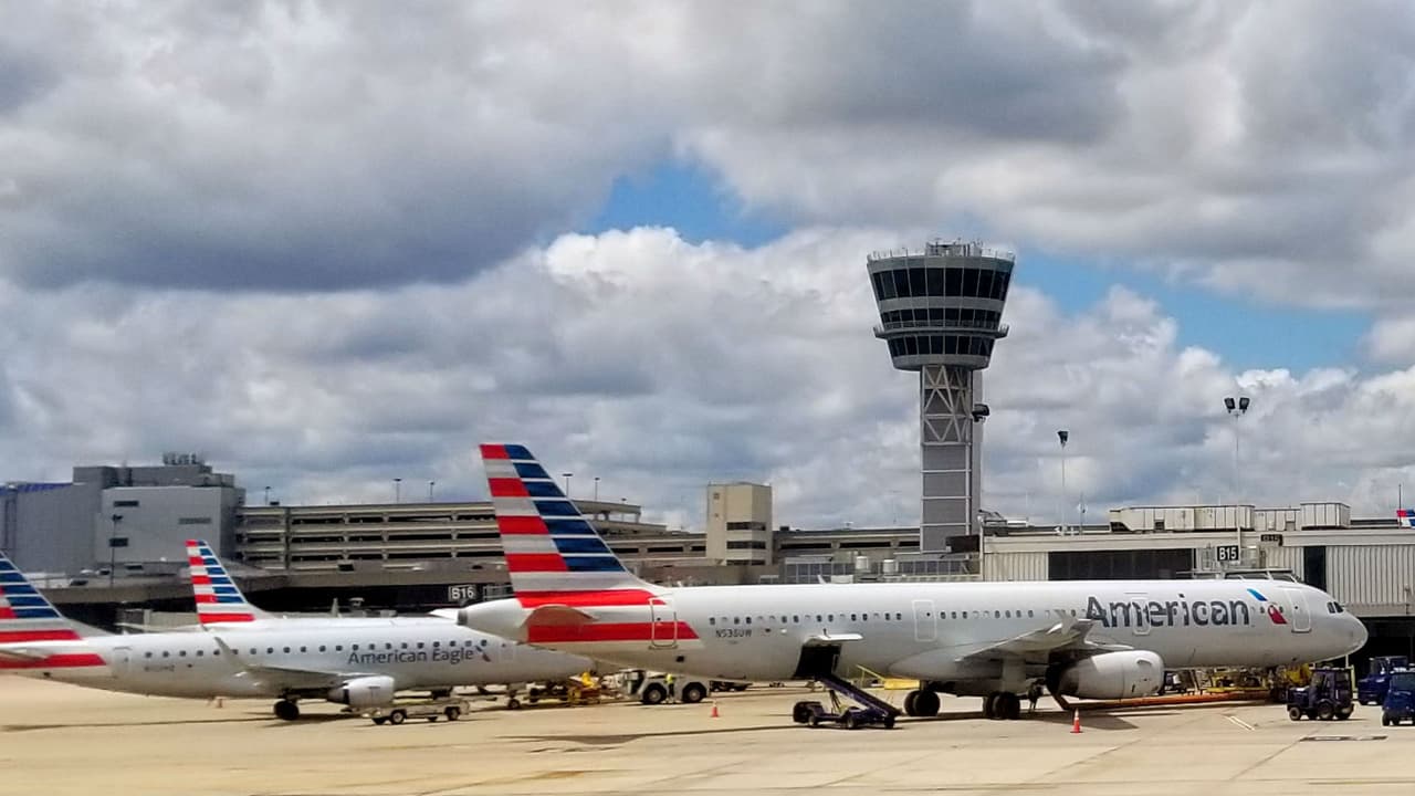 Un error en las vacaciones de los pilotos de American Airlines puede dejar a millones de personas sin vuelo en Navidad