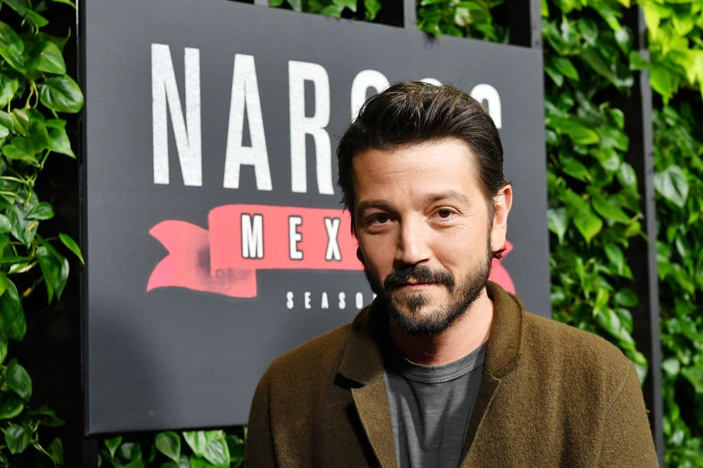 <b>Diego Luna</b>
<br>Actor mexicano que comenzó su carrera a temprana edad, en cortometrajes y telenovelas. Se hizo de un nombre en la industria cinematográfica después de ser parte del elenco de 'Y tu mamá también', en el 2001.