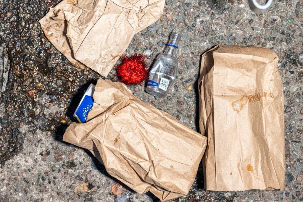 Las leyes de la ciudad de Nueva York prohiben el consumo de bebidas alcohólicas en las calles. Durante el SantaCon, algunas personas decidieron no hacer caso. Hubo quienes dejaron botellitas y latas tiradas, evitando que las autoridades les detuvieran con ellas en las manos.