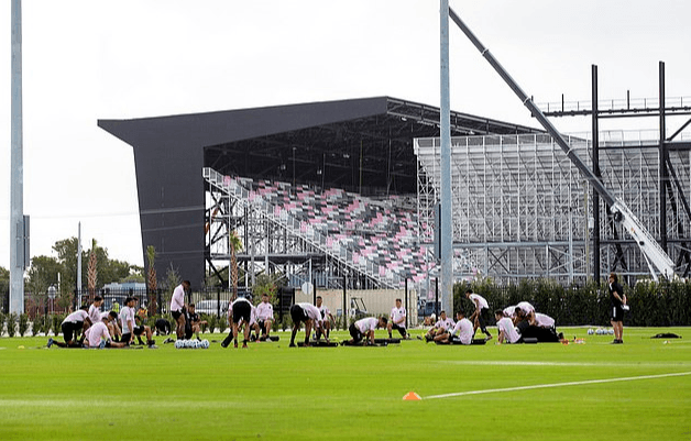 Los jugadores del primer equipo del Inter Miami entrenan en una cancha alterna a espaldas del Lockhart Stadium, Fort Louderdale.