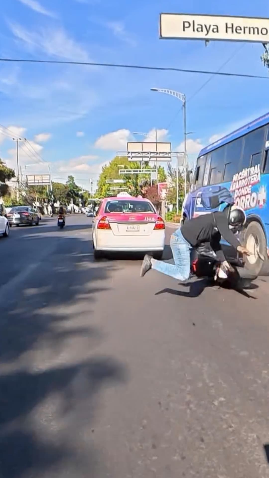 Un motociclista grabó el momento en que otro motociclista chocó con un camión del transporte público en CDMX