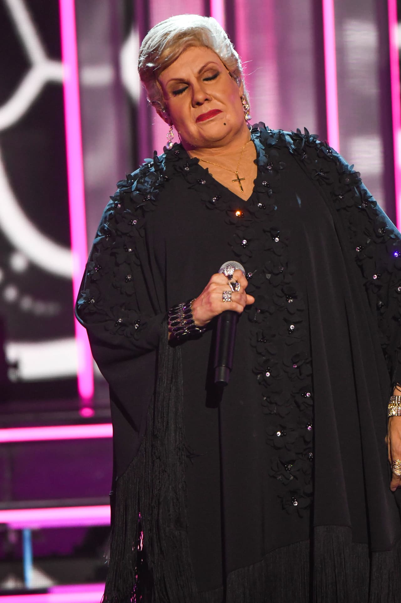 El vestuario, gestos y voz del ídolo musical fueron replicados por Sandra Echeverría con gran precisión y reconocidos por el jurado.