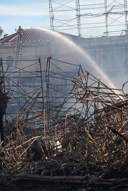 Así quedó el complejo de apartamentos de siete pisos. Dos de ellos de concreto y otros cinco de madera. Detalles de este reporte aquí