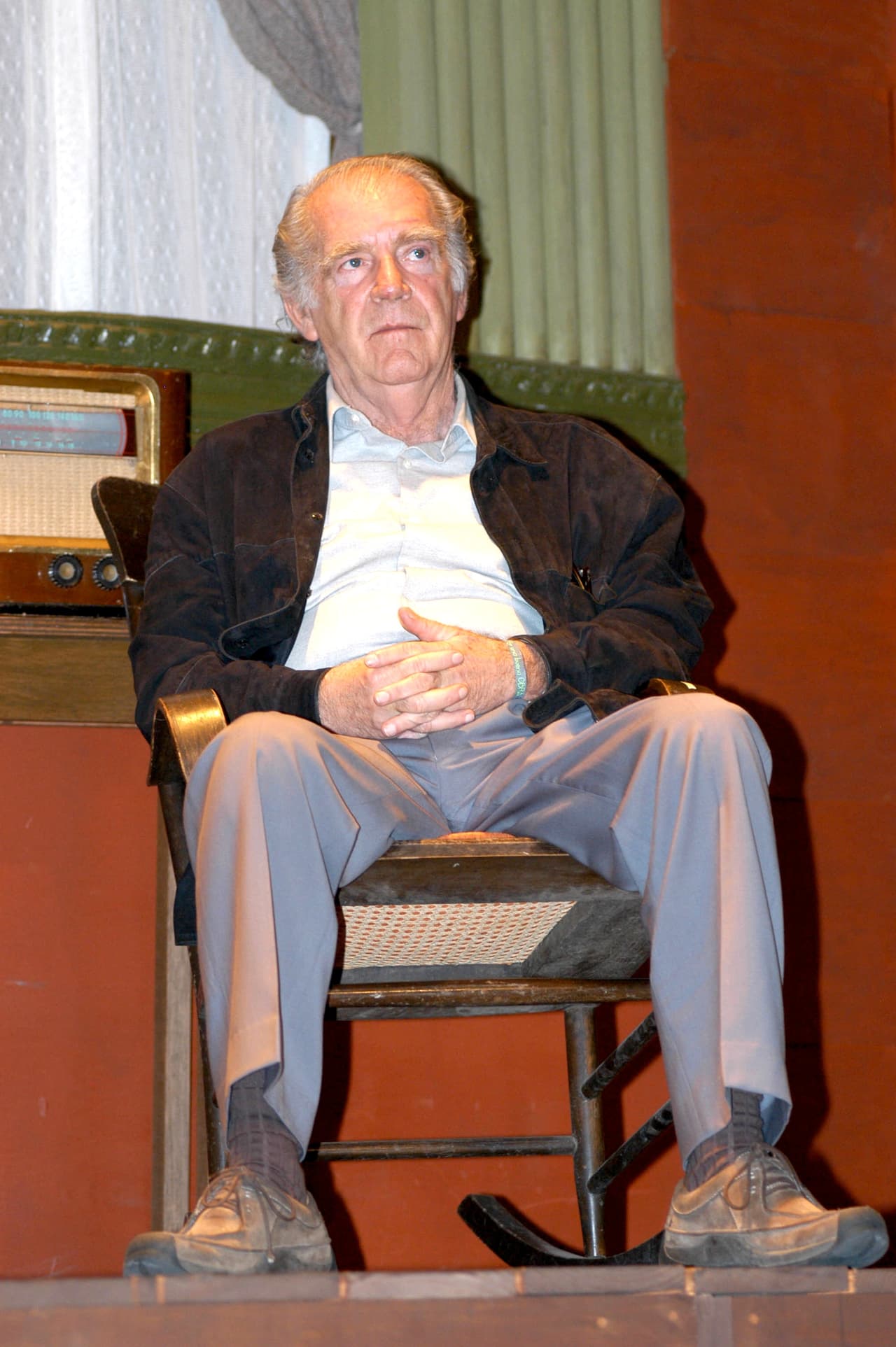 Sobre el estado anímico del actor ante el procedimiento médico, Martha Mariana se dijo sorprendida, pues a pesar de tener 79 años Fernando se muestra optimista.